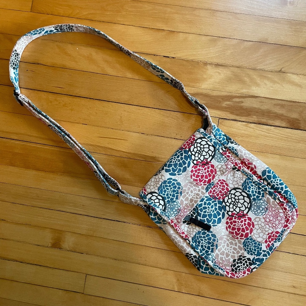 KAVU Kicker Adjustable Crossbody Purse Organizer Pockets Multi Floral Cream